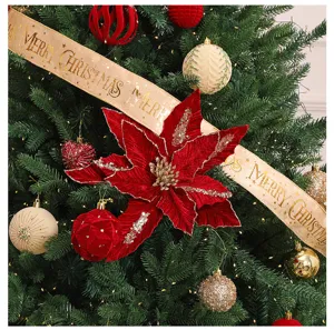 Primer plano de flor de nochebuena de terciopelo rojo con purpurina en árbol de Navidad