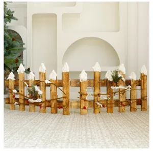 Clôture de Noël rustique en bois avec neige artificielle, branches de pin et baies rouges