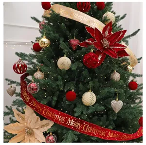 Primer plano de un árbol de Navidad decorado con flores de terciopelo y cintas rojas