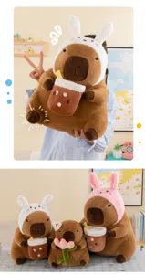 Adorable peluche capybara tenant du thé bulle ou une fleur, cadeau d'anniversaire doux.