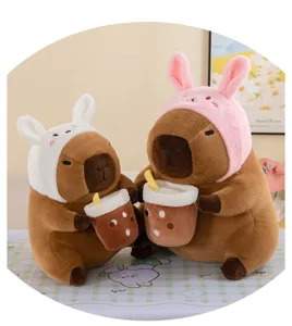 Jolie peluche capybara avec bonnet de lapin tenant une tasse de thé perlé cadeau doux