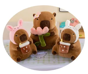 Set de peluches capybara mignonnes, tenant des fleurs et des tasses de thé, douces poupées en peluche.