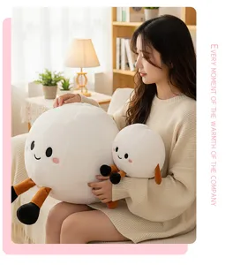 Vista detallada del bonito peluche, cálida escena hogareña con un cojín muy acogedor.