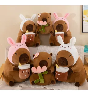 Jolie peluche de capybara avec tasse de thé et fleur, animal en peluche doux cadeau.