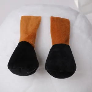 Primer plano de peluche con textura blanca suave y extremidades marrones negras.