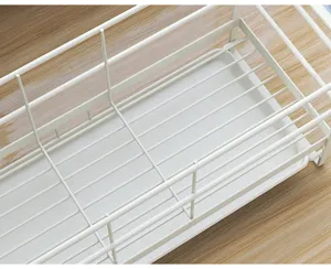 Vista detallada del escurridor de platos de metal blanco y cesta organizadora de cocina.