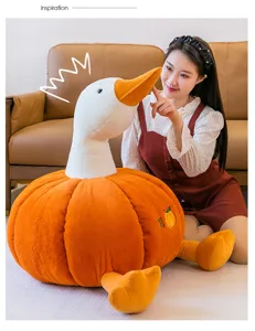 Peluche oca zucca carina nei dettagli, morbida bambola di peluche per regalo bambini e decoro.