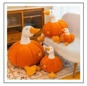 Vista dettagliata del peluche oca zucca carina, bambola di peluche morbida per regali.
