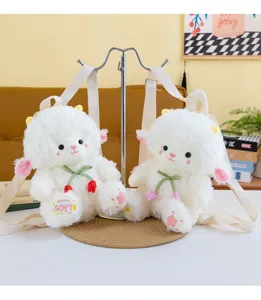 Zaino in peluche di agnello bianco carino vista dettagliata, borsa bambola animale morbida.
