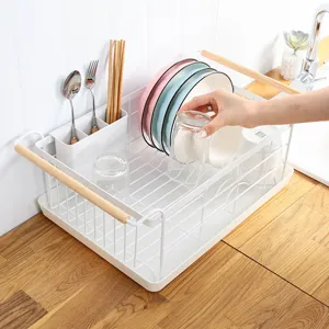 Scolapiatti da cucina con manici in legno e portaoggetti per organizzare il piano.