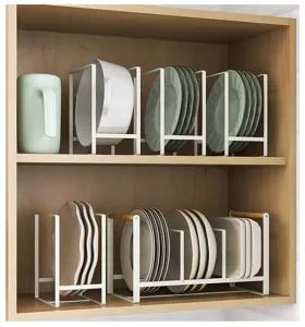 Vista dettagliata del portaspezie da cucina con comparti di stoccaggio organizzati.