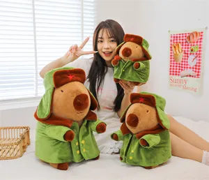 Lindo peluche de capibara con abrigo militar verde y estrella, muñeca de juguete.
