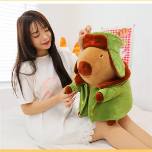 Lindo peluche de carpincho con abrigo militar verde y gorro de estrella roja muñeca suave regalo