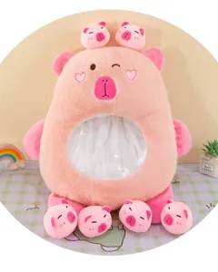 Joli coussin en peluche capybara avec poche transparente et mini poupées, jouet de poupée douce.