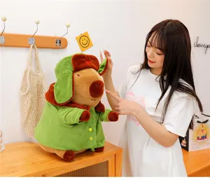 Vista detallada del lindo peluche de capibara con un abrigo militar divertido.