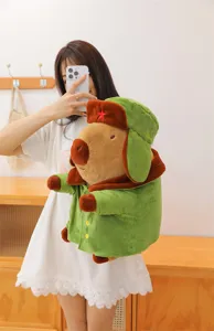 Lindo peluche de capibara con abrigo militar verde y gorro, muñeca de peluche suave regalo.