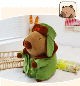 Lindo peluche de capibara con abrigo militar verde y gorro ushanka, suave muñeco de regalo.