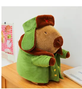 Lindo capibara peluche con abrigo militar verde y sombrero estrella roja muñeco regalo