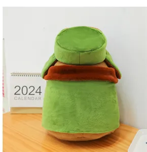 Peluche de capibara con abrigo militar verde y gorro, detalle de muñeco de peluche tierno.