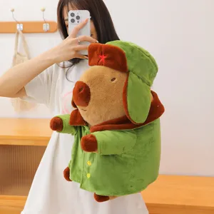 Lindo peluche de Capybara con abrigo militar verde y gorro ushanka con estrella roja.