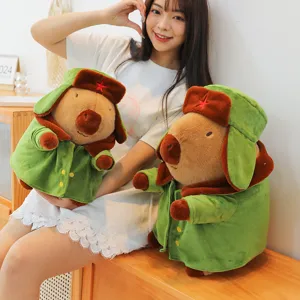 Lindo peluche de carpincho con abrigo militar verde y sombrero ushanka regalo