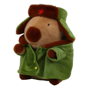 Adorable peluche de carpincho con abrigo militar verde y gorro ushanka como regalo perfecto.