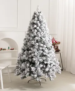 Vue détaillée d'un sapin de Noël artificiel en PE floqué de neige à l'intérieur