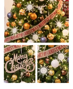 Gros plan d'un sapin de Noël en PE avec des boules dorées et rubans Merry Christmas.