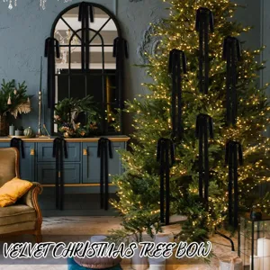 Elegante zwarte fluwelen kerststrikken voor de boom, gedecoreerd op boom en krans.