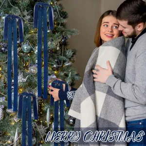Blauwe fluwelen kerststrikken op een versierde boom in een feestelijke setting