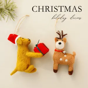 Adornos navideños de fieltro hechos a mano con figuras de perro y reno para colgar