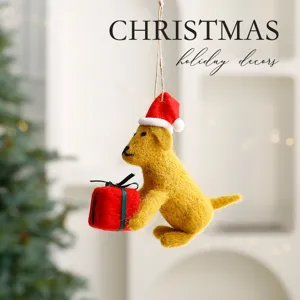 Adorno de perro de fieltro de lana amarillo hecho a mano con gorro de Papá Noel para Navidad