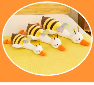 Simpatico peluche papera ape cuscino, bambola morbida di animale di peluche per camera dettaglio.
