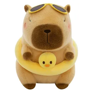 Simpatico peluche capibara estivo con occhiali da sole e bambola salvagente anatra