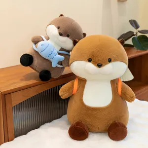 Schattig otter pluche speelgoed met kleine vis rugzak, zachte knuffelpop als verjaardagscadeau.
