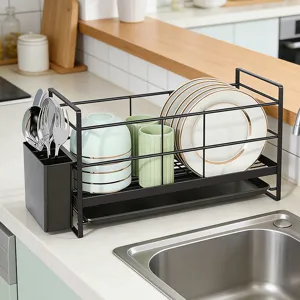 Escurridor de platos compacto para cocina con cubitera y bandeja de goteo para encimera.
