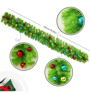 Vue détaillée de la guirlande de Noël artificielle verte de 1,8 m avec boules colorées