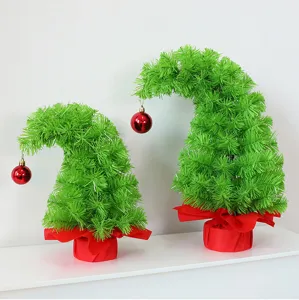 Vue détaillée de deux sapins de Noël verts au cou tordu avec ornements et socles rouges.