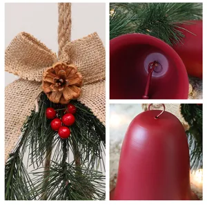 Detailopname van de feestelijke kerstversiering met rode bellen en een natuurlijke jute strik.