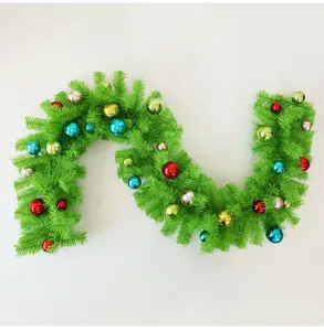 Guirlande de Noël verte décorée avec des ornements et boules colorés pour la décoration.