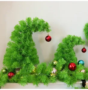 Détail d'une guirlande de Noël verte courbée avec des lumières LED chaleureuses