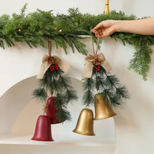 Elegante kersthanger met rode en gouden bellen, dennentakken en rustieke jute strikken