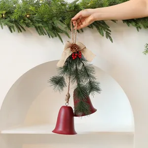 Feestelijke kersthanger voor aan de deur met rode metalen bellen en jute strik