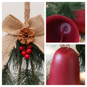 Rode kerstbel decoratie met jute strik dennenappel en bessen voor kerstversiering