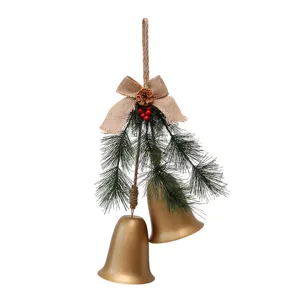 Gouden kerstbel hangende decoratie met een natuurlijke jute strik en dennennaalden