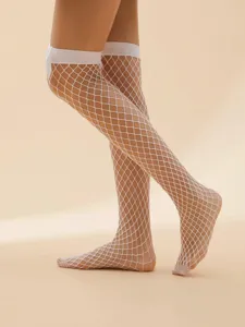 Weiße Netzstrümpfe Oberschenkel hoch mit süßer Schleife Seite, perfekt für Mode Outfit.