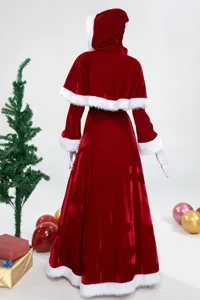 Detailansicht des roten Samt Weihnachtskostüms mit weißem Plüschbesatz, Kapuze und Umhang.