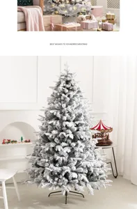 Détail d'un sapin de Noël artificiel floqué de neige dans un salon chaleureux