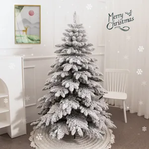 Grand sapin de Noël artificiel enneigé pour une décoration de fête élégante