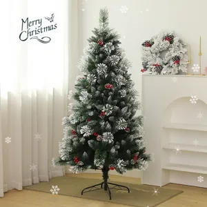 Sapin de Noël artificiel floqué de neige avec pommes de pin et baies rouges décoratives